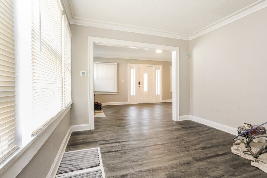 Building Photo - 1606 E 72nd St