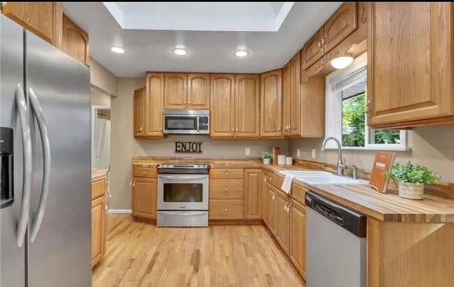 Building Photo - 4 Bedroom Kent home walking distance to lake meridian