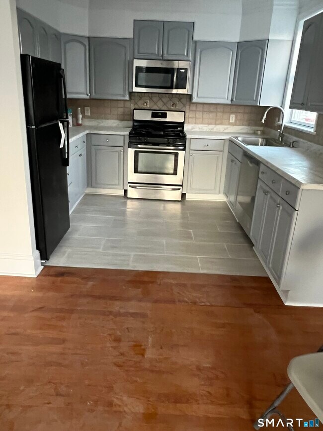 Building Photo - 274 Valley Rd