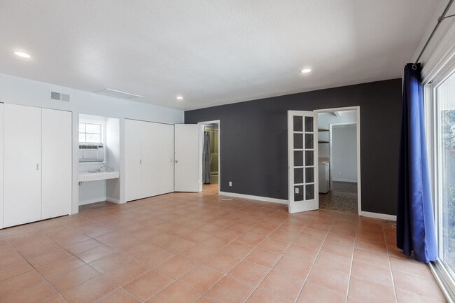 Building Photo - Spacious 5-Bedroom, 3-Bath Home with Pool ...