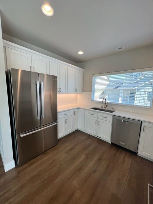 Building Photo - Stylish 3 Bedroom Duplex with Scenic Views and Modern Amenities: Your Perfect Redmond Retreat