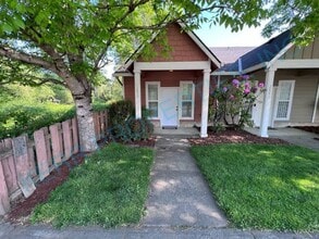 Building Photo - Charming 1-Bed Townhouse Retreat in Gresha...