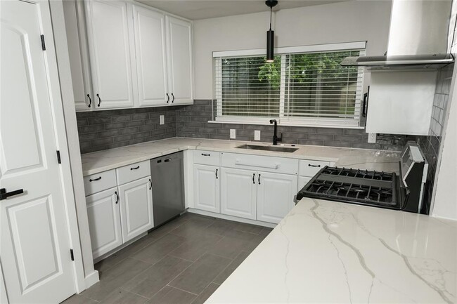 Building Photo - 10937 Greenwillow Dr