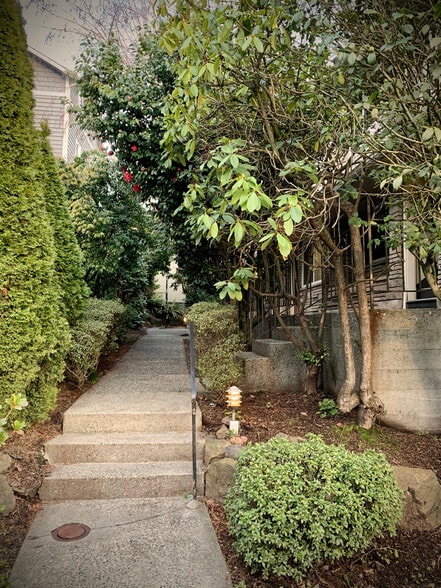 Building Photo - 922 10th Ave E