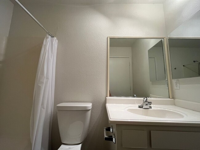 Building Photo - Downtown Duplex