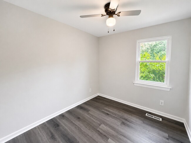 Building Photo - 405 Institute Dr