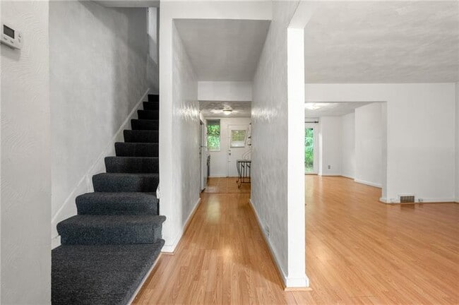 Building Photo - 823 Lilac St