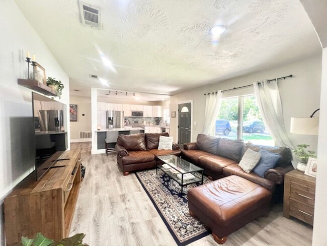 Building Photo - 1212 Bayshore Dr