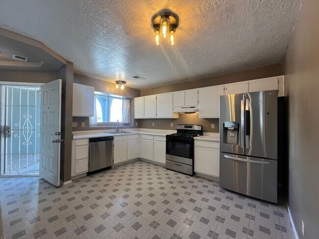 Building Photo - Cute 3 Bedroom 2 Bathroom Home In Rio Rancho!