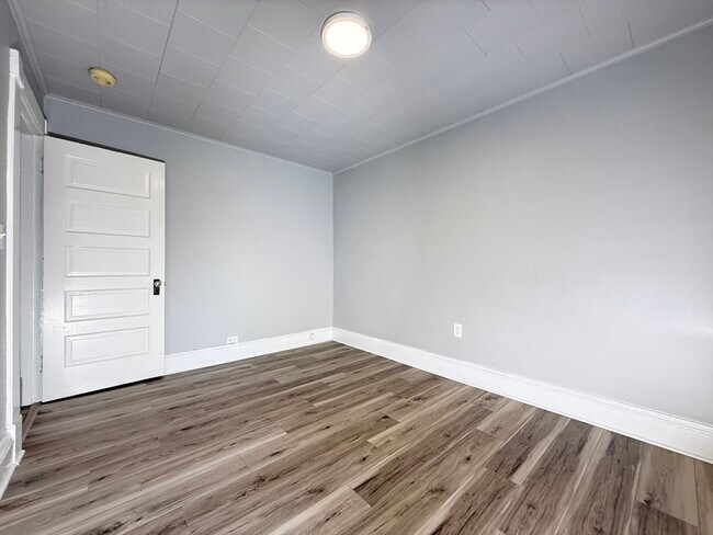 Building Photo - 227 White St