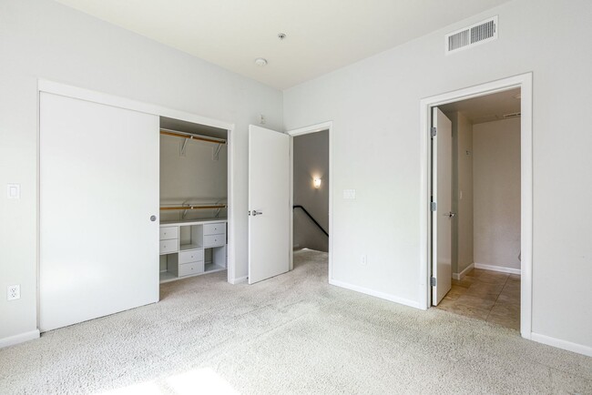 Building Photo - Beautiful Emeryville Townhouse!
