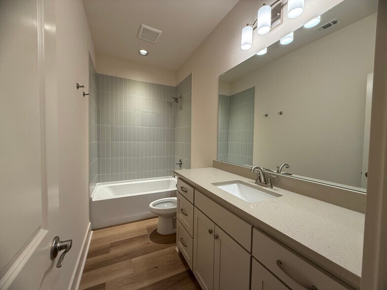 Building Photo - 106 Kirkland St