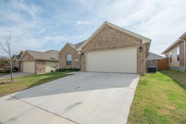 Building Photo - Beautifully crafted 4-2-2 home in Fort Worth.
