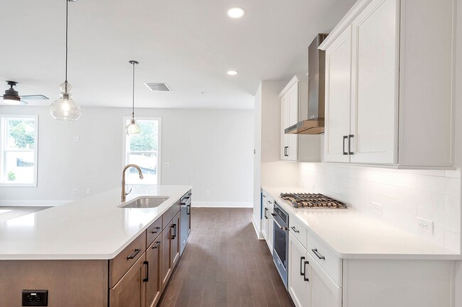 Building Photo - Luxury Westshore Townhome