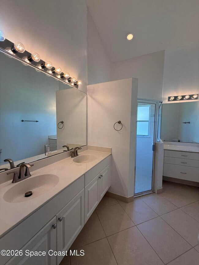 Building Photo - 633 NW Whitfield Way