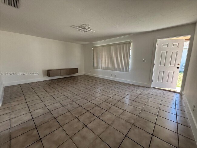 Building Photo - 5904 SW 27th St