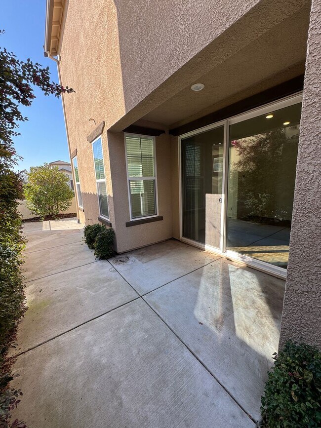 Building Photo - 3 Bed / 2.5 Bath Solar Home with Patio – Roseville – Available Now SEE VIDEO