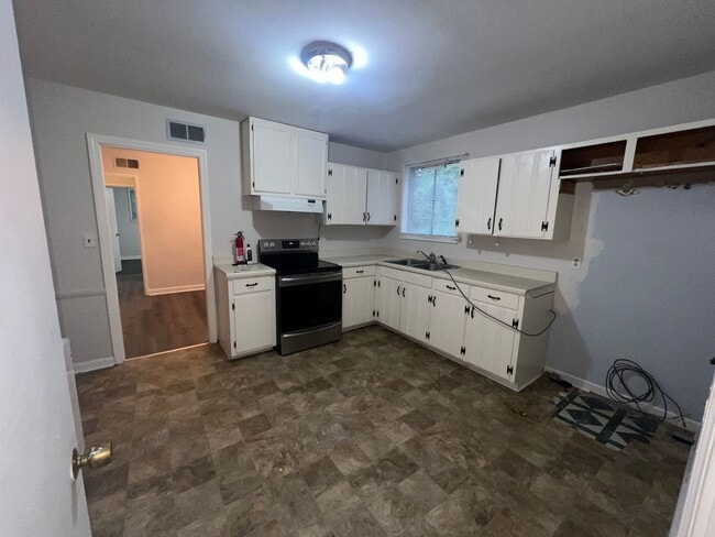 Building Photo - 4 bedroom  2 bathroom single family home