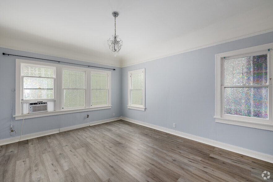 Studio - 500SF - Living Room - 1432 N Formosa Ave
