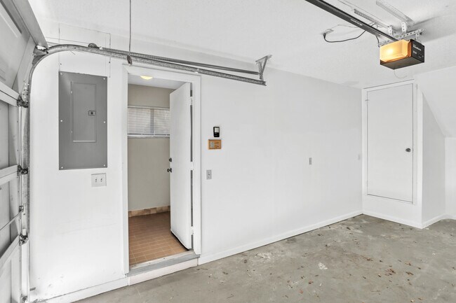 Building Photo - 208 Hopkins St