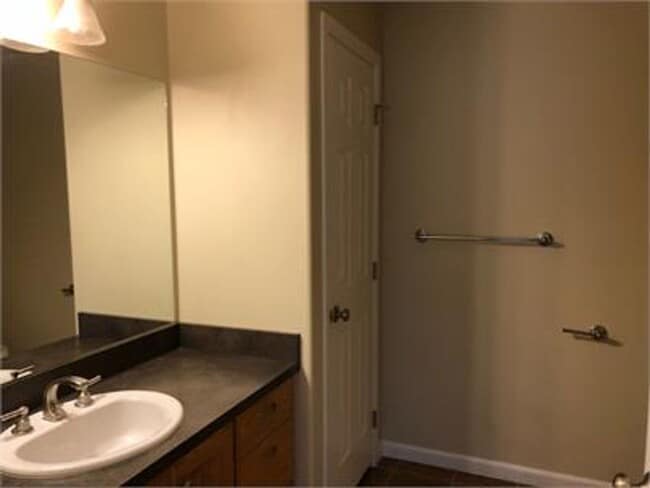 Building Photo - 3 Bedroom 2.5 Bath Townhome behind Costco!