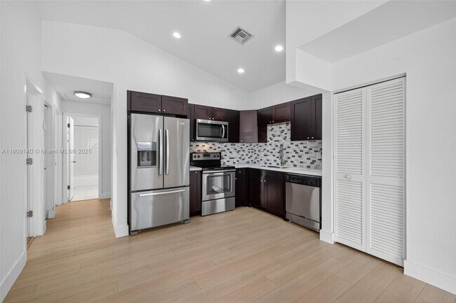 Building Photo - $2,700MONTHLY;339 SW 15TH ST #1-2 DANIA BEACH, FL 33004