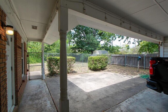 Building Photo - 5712 Fairlane Dr