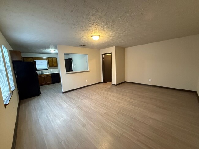 Building Photo - 210/212 Nicole Cir