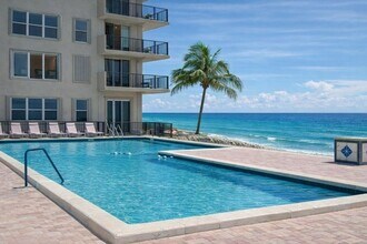 Building Photo - 1147 Hillsboro Mile Unit 506