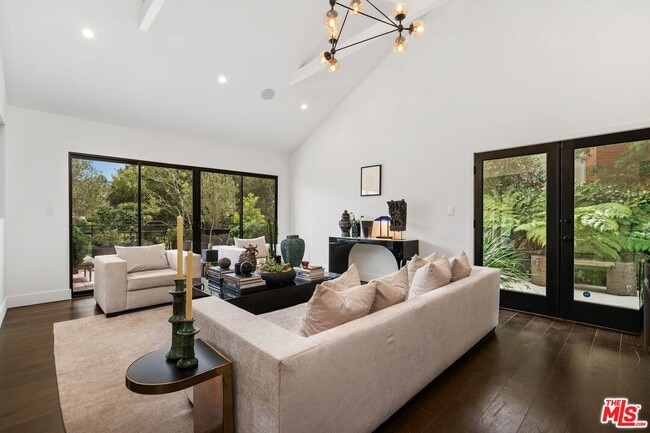 Building Photo - 2528 Carman Crest Dr