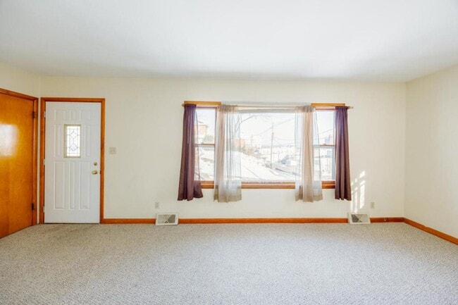 Building Photo - 212 Pine St