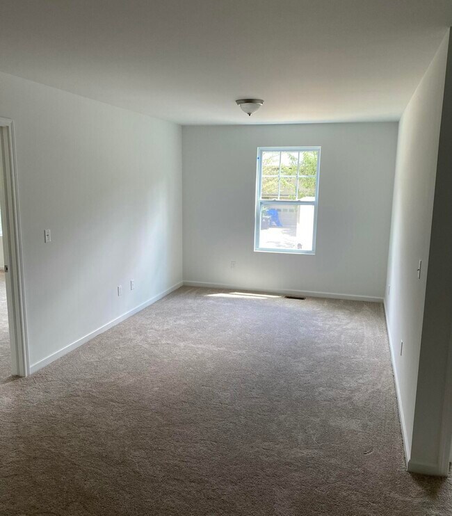 Building Photo - 2682 Valley Dr