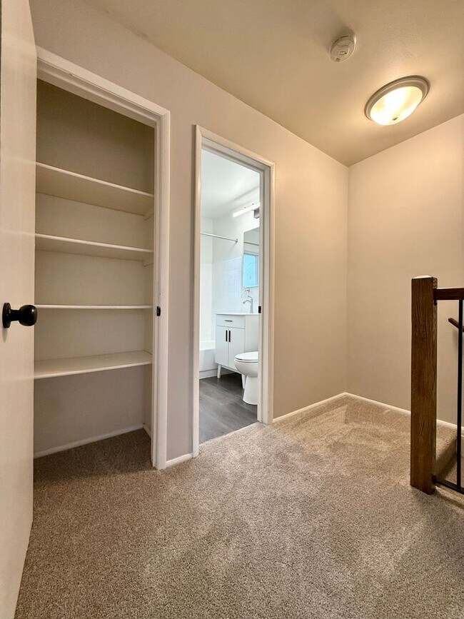 Building Photo - Pennoyer 1703/1705