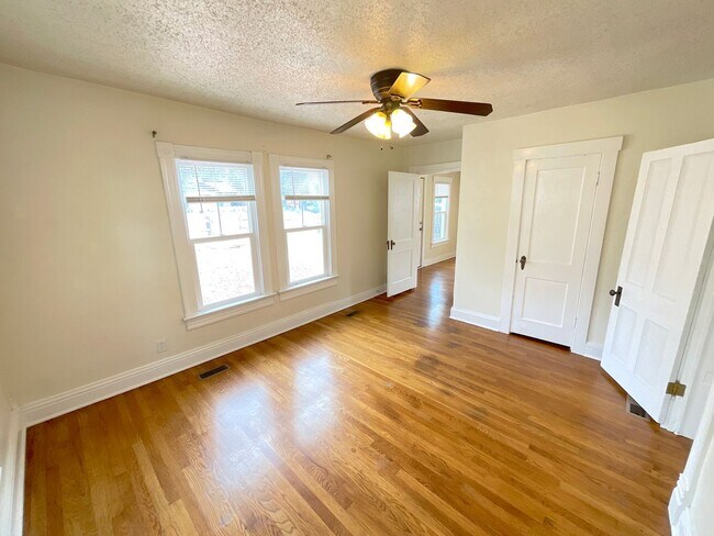Building Photo - 2 Bedroom Home Available Near Pikes Peak Ave & S Institute St!