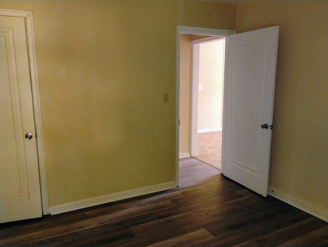Building Photo - 3 bed 2 Bath Home Super Large Back Yard