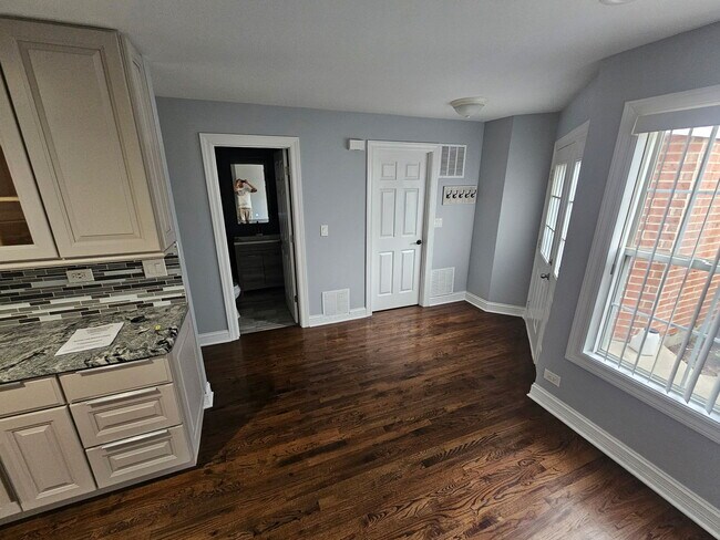 Building Photo - 1414 Hampshire Ct