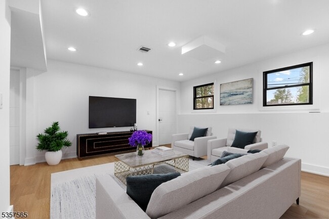 Building Photo - 148 Great Hills Rd