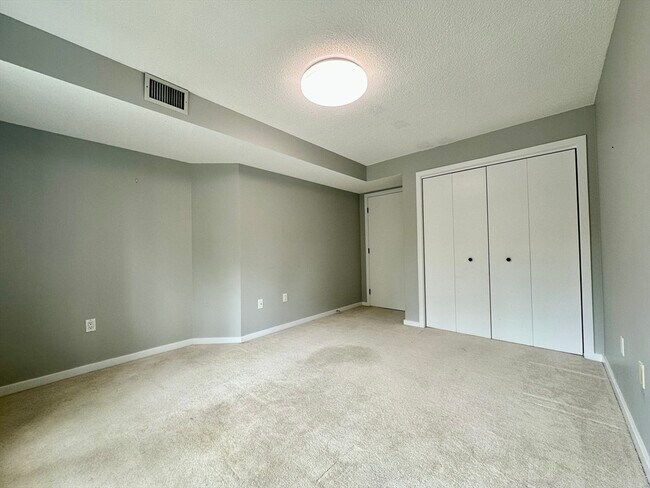 Building Photo - 100 Place Ln