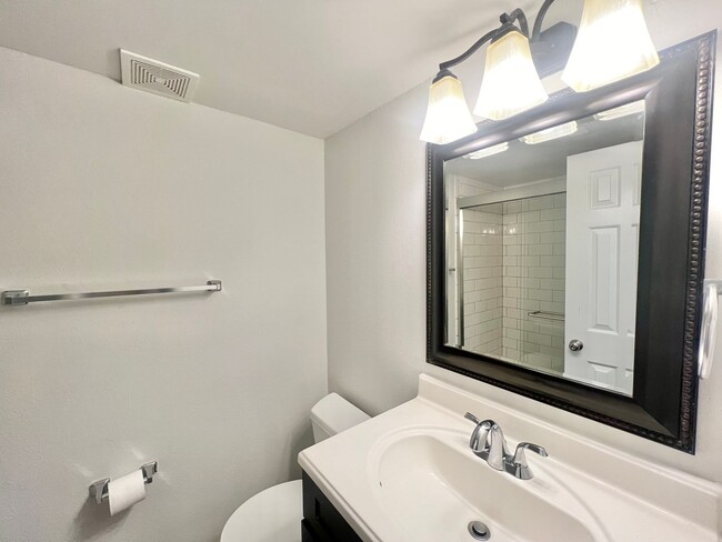 Building Photo - Newly Remodeled 3BD, 3.5BA Raleigh Townhom...