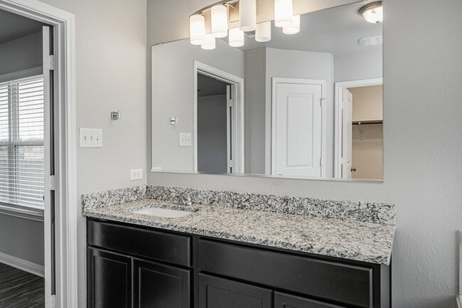 Building Photo - 525 Fallbrook Dr