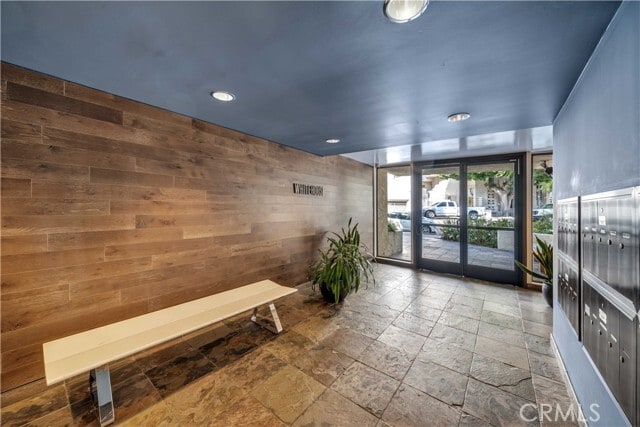 Building Photo - 8400 De Longpre Ave