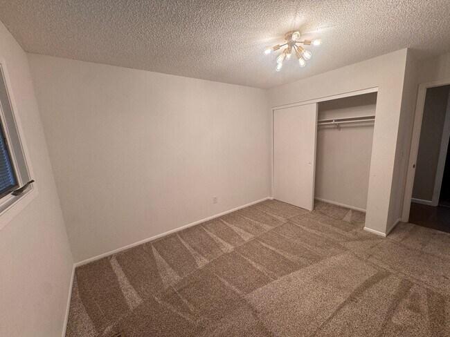 Building Photo - 4860 Lakeside Dr