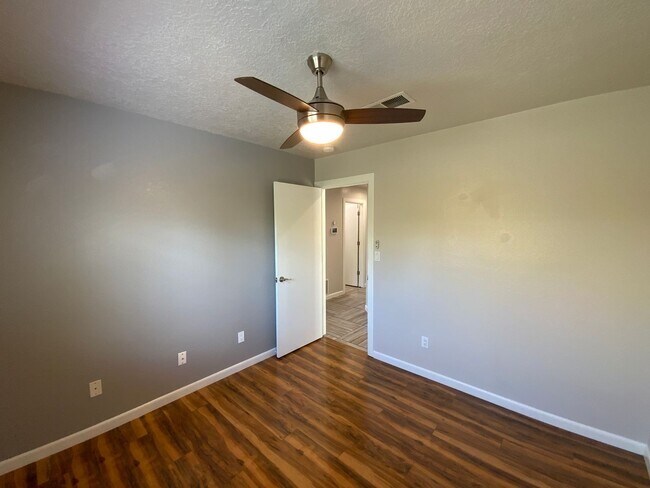 Building Photo - 3 Bedroom Single Story home Near Paseo Del...