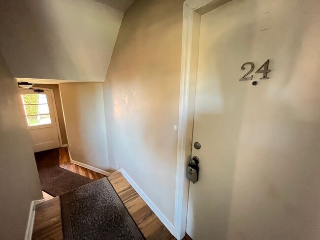 Building Photo - Beautiful 1Bd/ 1Ba Vintage Condo Located in Mt. Tabor! In Unit Laundry, Parking Space, storage un...