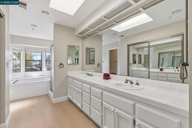 Building Photo - 121 Haslemere Ct