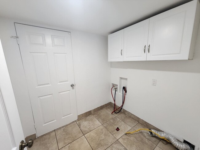 Building Photo - 2 Bed, 1 Bath Home *Gas and Electric Inclu...