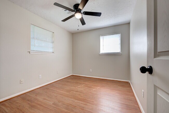 Building Photo - 1627 Surrey Dr