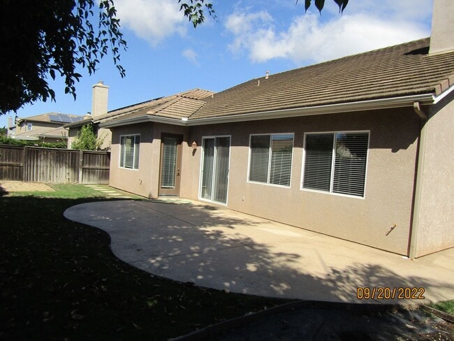 Building Photo - Beautiful Traditions Single Story Home is Centrally Located Near Shopping/101 Frwy