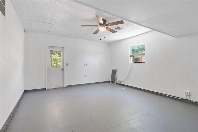 Building Photo - 1433 SE North Balcourt Ct