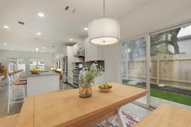 Building Photo - 2503 S 6th St